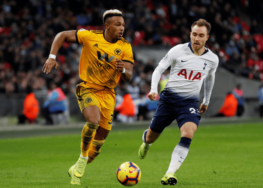 痛！女裁判扔球给希罗，不小心砸到了希罗的关键部位