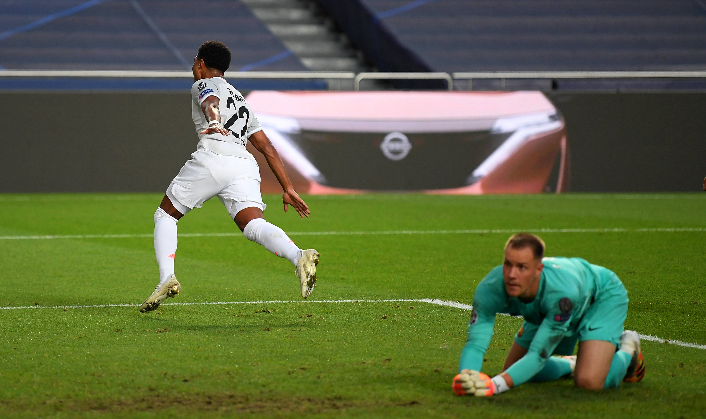 气炸了！被出示7黄3红 皇马TV炮轰主裁：不能接受，内格雷拉附体