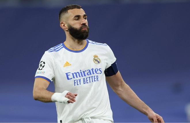 16岁344天，基亚拉是拜仁队史德甲第二年轻的出场球（16岁344天，基亚拉成为拜仁德甲队史第二年轻出场球员）