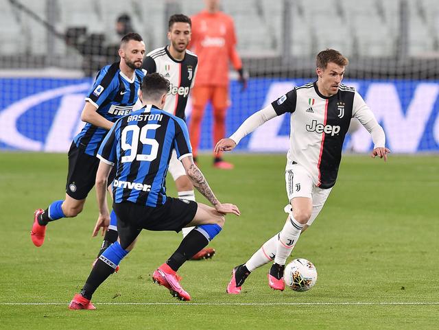 为什么外野背景墙必须是单一深色